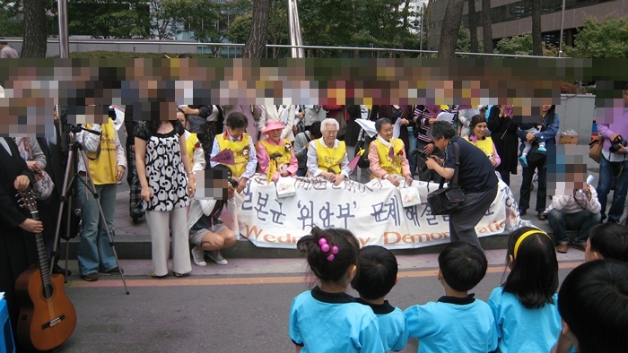 15-한국 서울 주한일본대사관 앞 종군위안부 할머니들의 수요집회.jpg