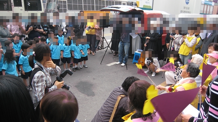 15-한국 서울 주한일본대사관 앞 종군위안부 할머니들의 수요집회 (2).jpg